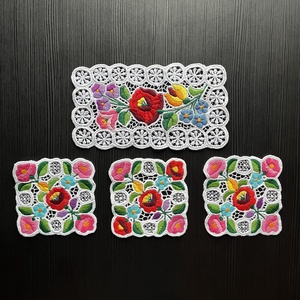 Kalocsai mintás riselt terítők - Szett - 1+3 (1 db - 21,5 x 11,5cm  és 3 db - 11 x 11cm), Otthon & Életmód, Lakástextil, Abrosz, terítő, Díszterítő polcra, komódra, Csipkekészítés, Hímzés, MESKA