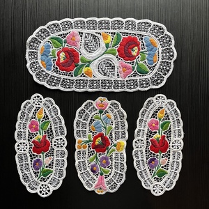 Kalocsai mintás riselt terítők - Szett - 1+3 (1 db - 29 x 14,5cm  és 3 db - 20 x 10cm), Otthon & Életmód, Lakástextil, Abrosz, terítő, Díszterítő polcra, komódra, Csipkekészítés, Hímzés, MESKA