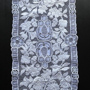 Tiszta fehér színű, nagy méretű kalocsai mintás riselt terítő - 97,5 x 43 cm - Meska.hu