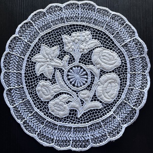 Kalocsai mintás riselt terítő - 28,5 x 28 cm - Meska.hu