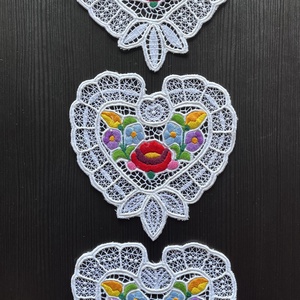 Szív alakú, kalocsai mintás riselt terítők - Szett - 3 db (15 x 13 cm) - Meska.hu