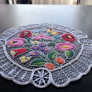 Kalocsai mintás riselt terítő - 29,5 x 28 cm - otthon & életmód - lakástextil - abrosz, terítő - díszterítő polcra, komódra - Meska.hu