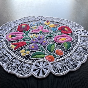 Kalocsai mintás riselt terítő - 29,5 x 28 cm - otthon & életmód - lakástextil - abrosz, terítő - díszterítő polcra, komódra - Meska.hu