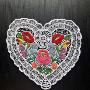 Szív alakú, kalocsai mintás riselt terítő - 24 cm x 24 cm - Meska.hu