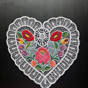 Szív alakú, kalocsai mintás riselt terítő - 23 cm x 23 cm - Meska.hu