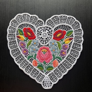 Szív alakú, kalocsai mintás riselt terítő - 23,5 cm x 23,5 cm - Meska.hu
