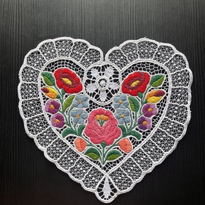 Szív alakú, kalocsai mintás riselt terítő - 24 cm x 24 cm - Meska.hu