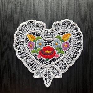 Szív alakú, kalocsai mintás riselt terítő - 15,5 x 14,5 cm - Meska.hu