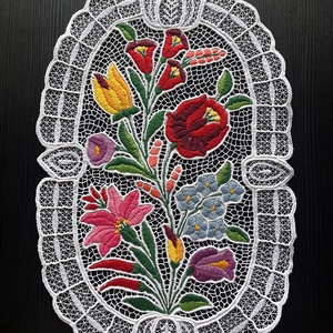 Kalocsai mintás riselt terítő - 37,5 cm x 25 cm, Otthon & Életmód, Lakástextil, Abrosz, terítő, Díszterítő polcra, komódra, Csipkekészítés, Hímzés, MESKA