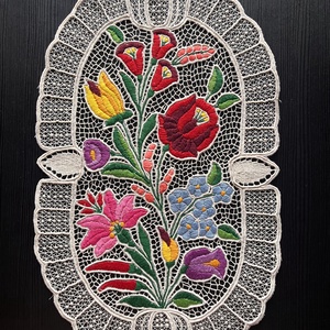 Kalocsai mintás riselt terítő, bézs színben - 38 cm x 24 cm, Otthon & Életmód, Lakástextil, Abrosz, terítő, Díszterítő polcra, komódra, Csipkekészítés, Hímzés, MESKA