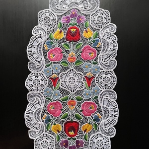 Kalocsai mintás riselt terítő, gazdag mintázattal - 67 cm x 33,5 cm, Otthon & Életmód, Lakástextil, Abrosz, terítő, Díszterítő polcra, komódra, Csipkekészítés, Hímzés, MESKA