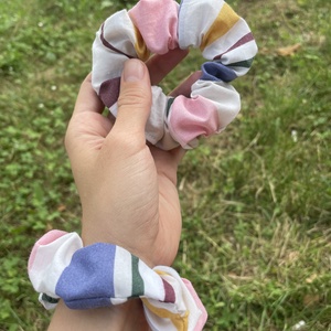 Retro színes csíkos scrunchie, újrahasznosított - ruha & divat - hajdísz & hajcsat - hajgumi - Meska.hu