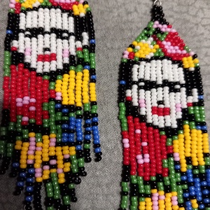 Frida Kahlo gyöngy fülbevaló, Ékszer, Fülbevaló, Lógó fülbevaló, Ékszerkészítés, Gyöngyfűzés, gyöngyhímzés, MESKA