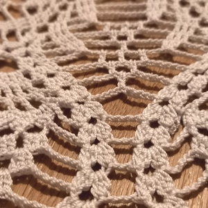 Kézzel horgolt halvány szürke csipke terítő - romantikus lakásdekor - otthon & életmód - lakástextil - abrosz, terítő - asztalközép terítő - Meska.hu