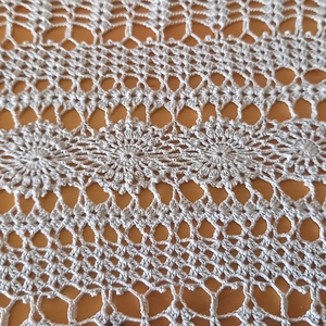 Kézzel horgolt halvány szürke csipke terítő - romantikus lakásdekor - otthon & életmód - lakástextil - abrosz, terítő - asztalközép terítő - Meska.hu