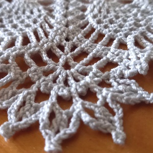 Kézzel horgolt halvány szürke csipke terítő - romantikus lakásdekor - otthon & életmód - lakástextil - abrosz, terítő - asztalközép terítő - Meska.hu