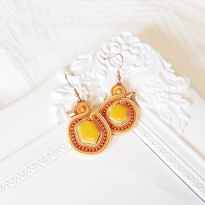 Sujtás fülbevaló aranysárga égetett kerámiával - ékszer - fülbevaló - lógós kerek fülbevaló - Meska.hu