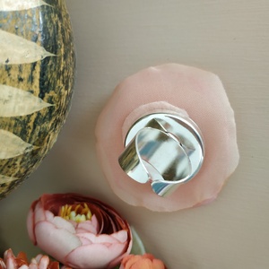 Szatén rózsaszín barack állítható gyűrű - ékszer - gyűrű - gyöngyös gyűrű - Meska.hu