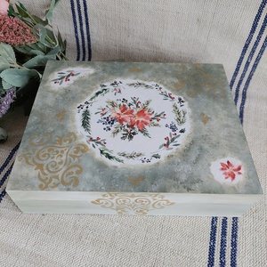 Vintage stílusú karácsonyi macaronos doboz- díszdoboz - (mikulás virág) zöld-arany  szín, Otthon & Életmód, Lakástextil, Varrókellék, Decoupage, transzfer és szalvétatechnika, Festett tárgyak, MESKA