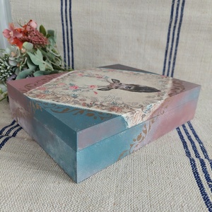 Vintage stílusú karácsonyi macaronos doboz szarvassal- díszdoboz - lila - kék-arany  szín - otthon & életmód - lakástextil - varrókellék - Meska.hu