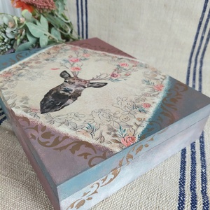 Vintage stílusú karácsonyi macaronos doboz szarvassal- díszdoboz - lila - kék-arany  szín, Otthon & Életmód, Lakástextil, Varrókellék, Decoupage, transzfer és szalvétatechnika, Festett tárgyak, MESKA