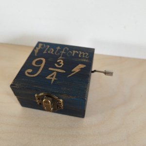 Zenedoboz- Platform 9 3/4 HP, Otthon & Életmód, Dekoráció, Asztal és polc dekoráció, Zenedoboz, Festett tárgyak, MESKA