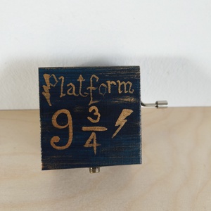 Zenedoboz- Platform 9 3/4 HP - otthon & életmód - dekoráció - asztal és polc dekoráció - zenedoboz - Meska.hu