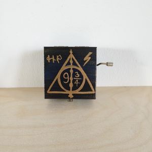 Zenedoboz- Platform 9 3/4 HP, Otthon & Életmód, Dekoráció, Asztal és polc dekoráció, Zenedoboz, Festett tárgyak, MESKA