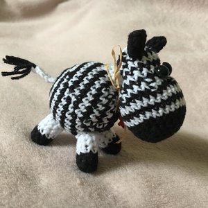 Horgolt Zebra - Kulcstartó - otthon & életmód - dekoráció - asztal és polc dekoráció - horgolt & csipketerítő - Meska.hu