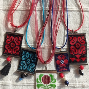 Tűszövött medálok rövid lánccal - ékszer - nyaklánc - medál - Meska.hu Tűszövött medálok rövid lánccal - ékszer - nyaklánc - medál - Meska.hu