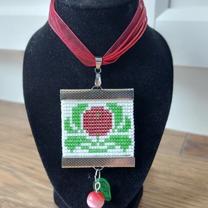 Tűszövött medálok rövid lánccal - Meska.hu