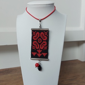 Tűszövött medálok rövid lánccal - ékszer - nyaklánc - medál - Meska.hu Tűszövött medálok rövid lánccal - ékszer - nyaklánc - medál - Meska.hu