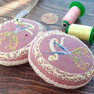 Tűpárna, felakasztható ajándék párnácska - otthon & életmód - lakástextil - varrókellék - Meska.hu