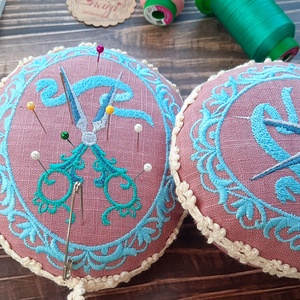 Tűpárna, felakasztható ajándék párnácska - otthon & életmód - lakástextil - varrókellék - Meska.hu