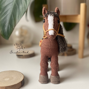 Horgolt ló (prémium, dekorációs) - kellékek & szerszámok - dekorációs kellékek - figurák - Meska.hu