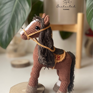 Horgolt ló (prémium, dekorációs) - kellékek & szerszámok - dekorációs kellékek - figurák - Meska.hu