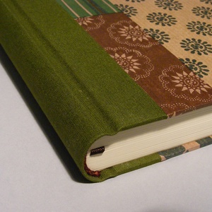 Napló, emlékkönyv, jegyzetelő üres lapokkal. Kemény borító, patchwork mintás papír, zöld vászon gerinc - otthon & életmód - papír, írószer - jegyzetfüzet & napló - Meska.hu