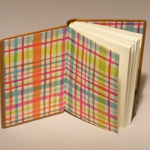 Napló, jegyzetfüzet, barna notesz kézzel fűzött sima lapokkal, gumival. Középbarna műbőr borító, kockás előzékpap - otthon & életmód - papír, írószer - jegyzetfüzet & napló - Meska.hu