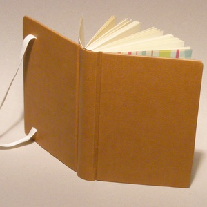 Napló, jegyzetfüzet, barna notesz kézzel fűzött sima lapokkal, gumival. Középbarna műbőr borító, kockás előzékpap - otthon & életmód - papír, írószer - jegyzetfüzet & napló - Meska.hu