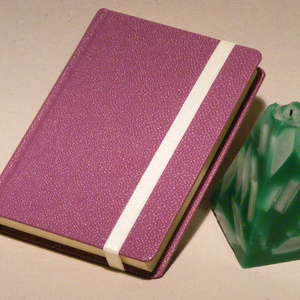 Kézzel fűzött napló, jegyzetfüzet, lila notesz sima lapokkal, gumival. Lila műbőr borító, élénk színű csíkos előzékpapír - otthon & lakás - papír írószer - jegyzetfüzet & napló - Meska.hu