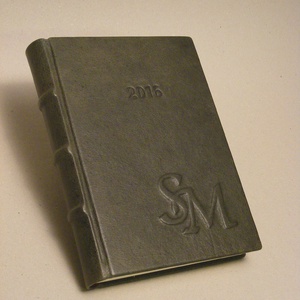Monogramos valódi bőr határidőnapló, 2024-es naptár napi beosztással, domborított monogrammal, személyre szabható - otthon & életmód - papír, írószer - naptár & tervező - Meska.hu