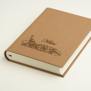 Határidőnapló 2019-re, napi beosztású naptár, napló. Bézs, vászonhatású műbőr borító, gravírozott virágmotívum és név -  - Meska.hu