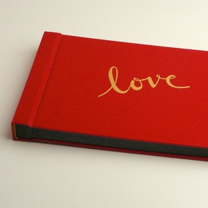 Retro fotóalbum aranyozott Love felirattal.  Hagyományos album piros műbőr borítóval, fekete lapokkal, pókpapírral - otthon & életmód - papír, írószer - album & fotóalbum - Meska.hu