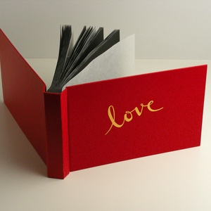 Retro fotóalbum aranyozott Love felirattal.  Hagyományos album piros műbőr borítóval, fekete lapokkal, pókpapírral - otthon & életmód - papír, írószer - album & fotóalbum - Meska.hu