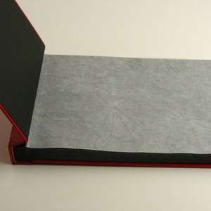 Retro fotóalbum aranyozott Love felirattal.  Hagyományos album piros műbőr borítóval, fekete lapokkal, pókpapírral - otthon & életmód - papír, írószer - album & fotóalbum - Meska.hu