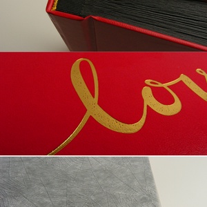 Retro fotóalbum aranyozott Love felirattal.  Hagyományos album piros műbőr borítóval, fekete lapokkal, pókpapírral - otthon & életmód - papír, írószer - album & fotóalbum - Meska.hu