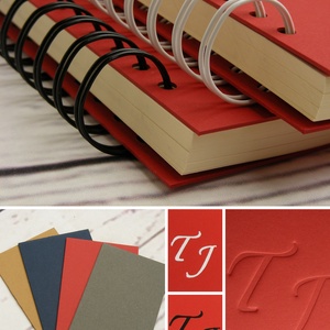 Piros spirálfüzet fekete spirállal, A5-ös spirálozott füzet. Személyre szabható, névvel, keresztnévvel vagy monogrammal - otthon & lakás - papír írószer - jegyzetfüzet & napló - Meska.hu