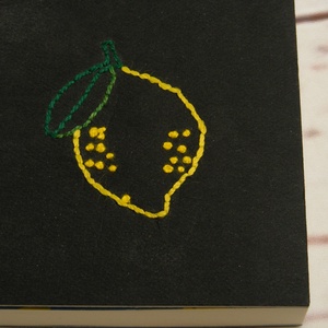 Gyümölcsös, citromos notesz, kézzel fűzött kisméretű könyv, jegyzetelő, kézzel hímzett fekete borító, citrom motívummal - otthon & lakás - papír írószer - jegyzetfüzet & napló - Meska.hu