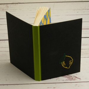 Gyümölcsös, citromos notesz, kézzel fűzött kisméretű könyv, jegyzetelő, kézzel hímzett fekete borító, citrom motívummal - otthon & lakás - papír írószer - jegyzetfüzet & napló - Meska.hu