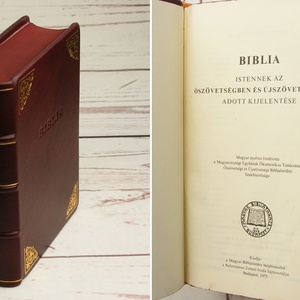 Biblia valódi bőr borítóval, felújított 1975-ös kiadás. Aranyozott és vaknyomással díszített bordó borjúbőr borító - otthon & életmód - vallás - Meska.hu